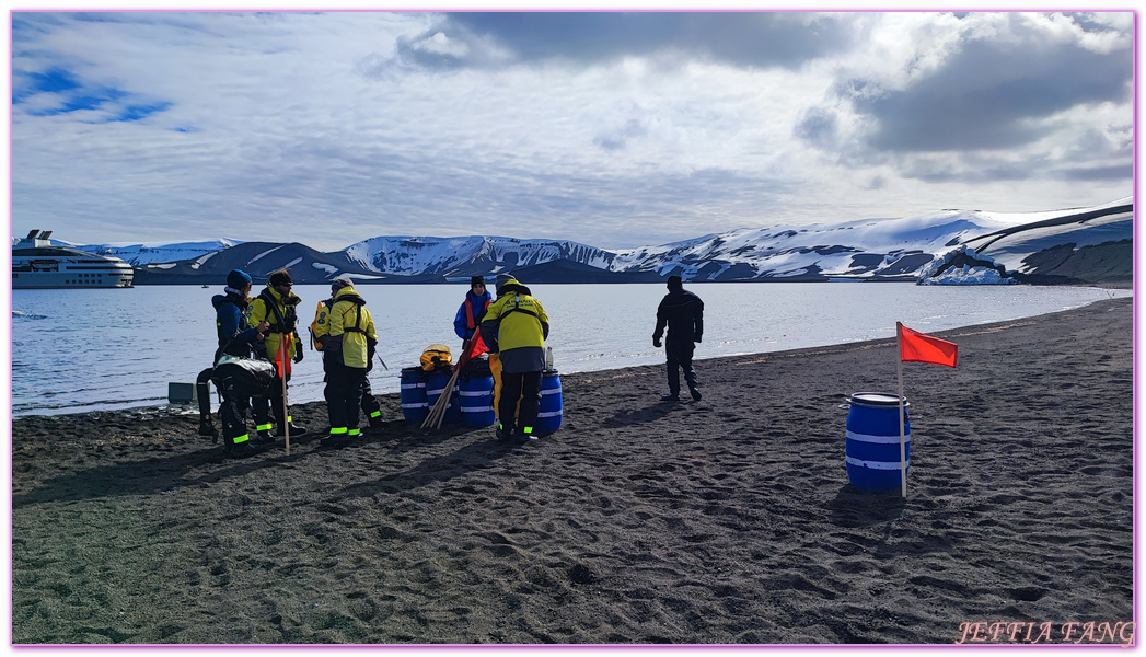 Antarctica,企鵝島Penguin Island,利文斯頓島Livingston Island,南極巡遊,南極旅遊,南極登島,南設得蘭群島South Shetlands,星輝號Le Lyrial,極地之旅,欺騙島,沃克灣漢那角Walker Bay in Hannah Point,特勒風灣Telefon Bay,迪塞普遜島Deception Island,迪肯峰Deacon Peak,鳳凰旅遊,龐洛PONANT郵輪