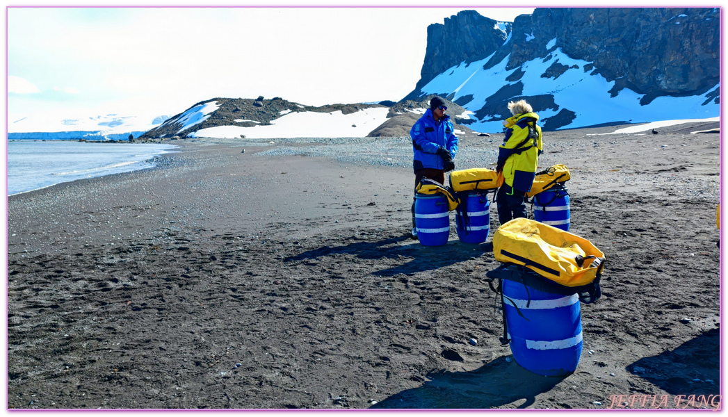 Antarctica,企鵝島Penguin Island,利文斯頓島Livingston Island,南極巡遊,南極旅遊,南極登島,南設得蘭群島South Shetlands,星輝號Le Lyrial,極地之旅,欺騙島,沃克灣漢那角Walker Bay in Hannah Point,特勒風灣Telefon Bay,迪塞普遜島Deception Island,迪肯峰Deacon Peak,鳳凰旅遊,龐洛PONANT郵輪