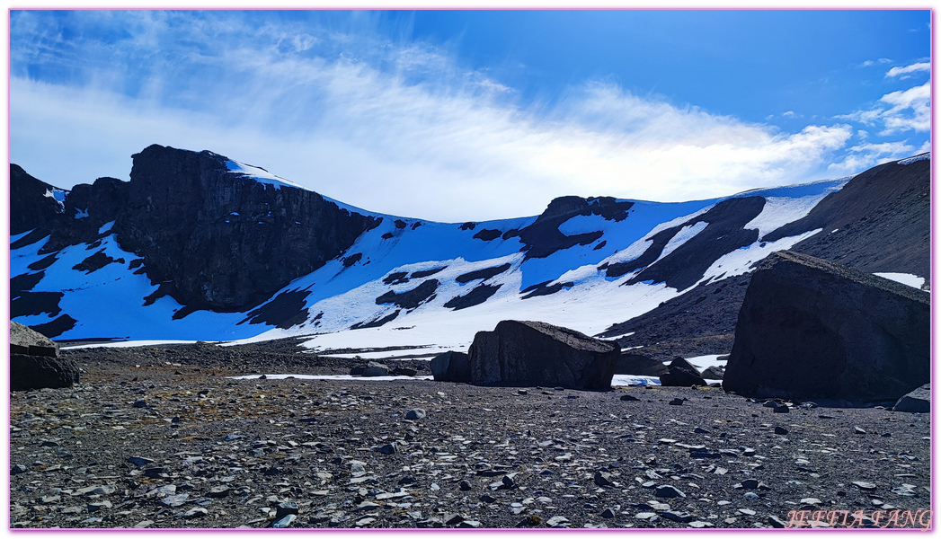 Antarctica,企鵝島Penguin Island,利文斯頓島Livingston Island,南極巡遊,南極旅遊,南極登島,南設得蘭群島South Shetlands,星輝號Le Lyrial,極地之旅,欺騙島,沃克灣漢那角Walker Bay in Hannah Point,特勒風灣Telefon Bay,迪塞普遜島Deception Island,迪肯峰Deacon Peak,鳳凰旅遊,龐洛PONANT郵輪