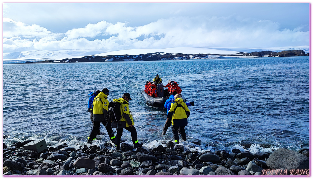 Antarctica,企鵝島Penguin Island,利文斯頓島Livingston Island,南極巡遊,南極旅遊,南極登島,南設得蘭群島South Shetlands,星輝號Le Lyrial,極地之旅,欺騙島,沃克灣漢那角Walker Bay in Hannah Point,特勒風灣Telefon Bay,迪塞普遜島Deception Island,迪肯峰Deacon Peak,鳳凰旅遊,龐洛PONANT郵輪