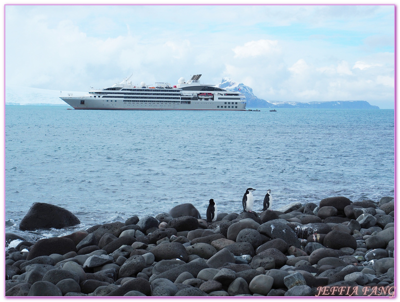 Antarctica,企鵝島Penguin Island,利文斯頓島Livingston Island,南極巡遊,南極旅遊,南極登島,南設得蘭群島South Shetlands,星輝號Le Lyrial,極地之旅,欺騙島,沃克灣漢那角Walker Bay in Hannah Point,特勒風灣Telefon Bay,迪塞普遜島Deception Island,迪肯峰Deacon Peak,鳳凰旅遊,龐洛PONANT郵輪