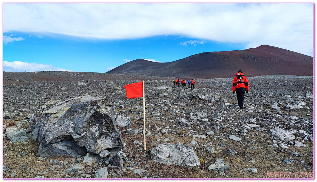 Antarctica,企鵝島Penguin Island,利文斯頓島Livingston Island,南極巡遊,南極旅遊,南極登島,南設得蘭群島South Shetlands,星輝號Le Lyrial,極地之旅,欺騙島,沃克灣漢那角Walker Bay in Hannah Point,特勒風灣Telefon Bay,迪塞普遜島Deception Island,迪肯峰Deacon Peak,鳳凰旅遊,龐洛PONANT郵輪