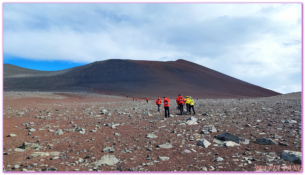 Antarctica,企鵝島Penguin Island,利文斯頓島Livingston Island,南極巡遊,南極旅遊,南極登島,南設得蘭群島South Shetlands,星輝號Le Lyrial,極地之旅,欺騙島,沃克灣漢那角Walker Bay in Hannah Point,特勒風灣Telefon Bay,迪塞普遜島Deception Island,迪肯峰Deacon Peak,鳳凰旅遊,龐洛PONANT郵輪