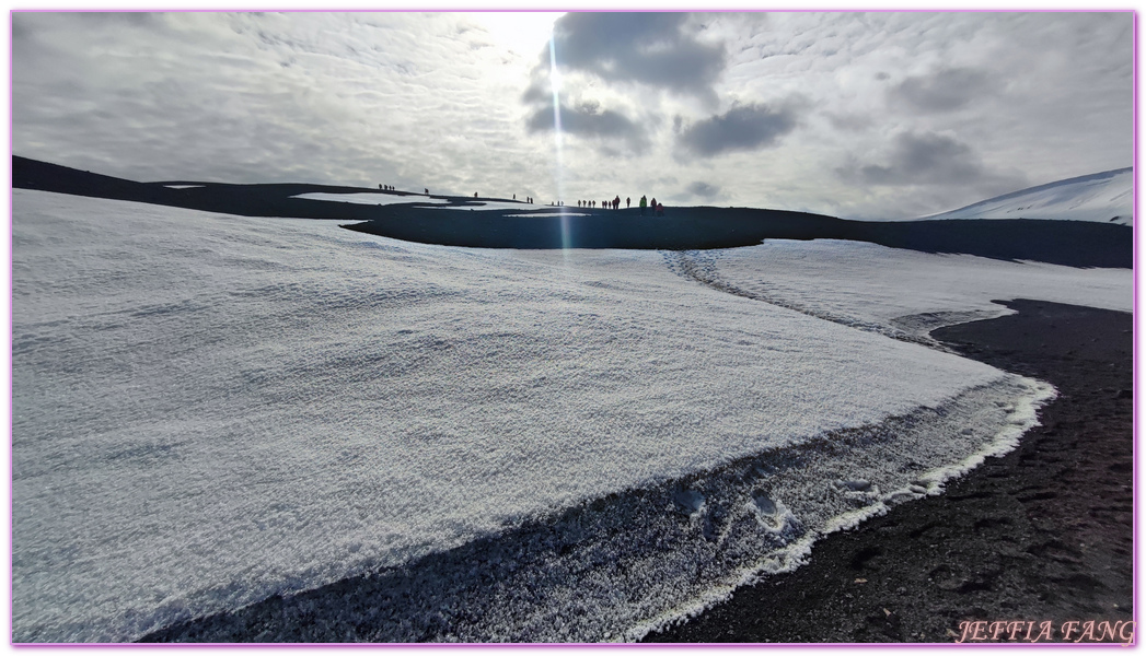 Antarctica,企鵝島Penguin Island,利文斯頓島Livingston Island,南極巡遊,南極旅遊,南極登島,南設得蘭群島South Shetlands,星輝號Le Lyrial,極地之旅,欺騙島,沃克灣漢那角Walker Bay in Hannah Point,特勒風灣Telefon Bay,迪塞普遜島Deception Island,迪肯峰Deacon Peak,鳳凰旅遊,龐洛PONANT郵輪