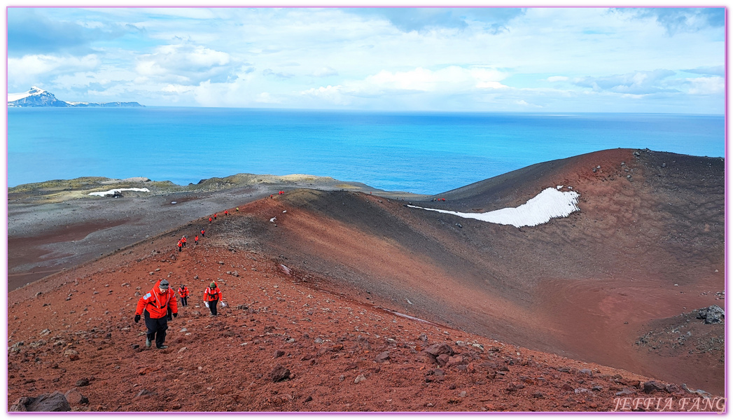 Antarctica,企鵝島Penguin Island,利文斯頓島Livingston Island,南極巡遊,南極旅遊,南極登島,南設得蘭群島South Shetlands,星輝號Le Lyrial,極地之旅,欺騙島,沃克灣漢那角Walker Bay in Hannah Point,特勒風灣Telefon Bay,迪塞普遜島Deception Island,迪肯峰Deacon Peak,鳳凰旅遊,龐洛PONANT郵輪