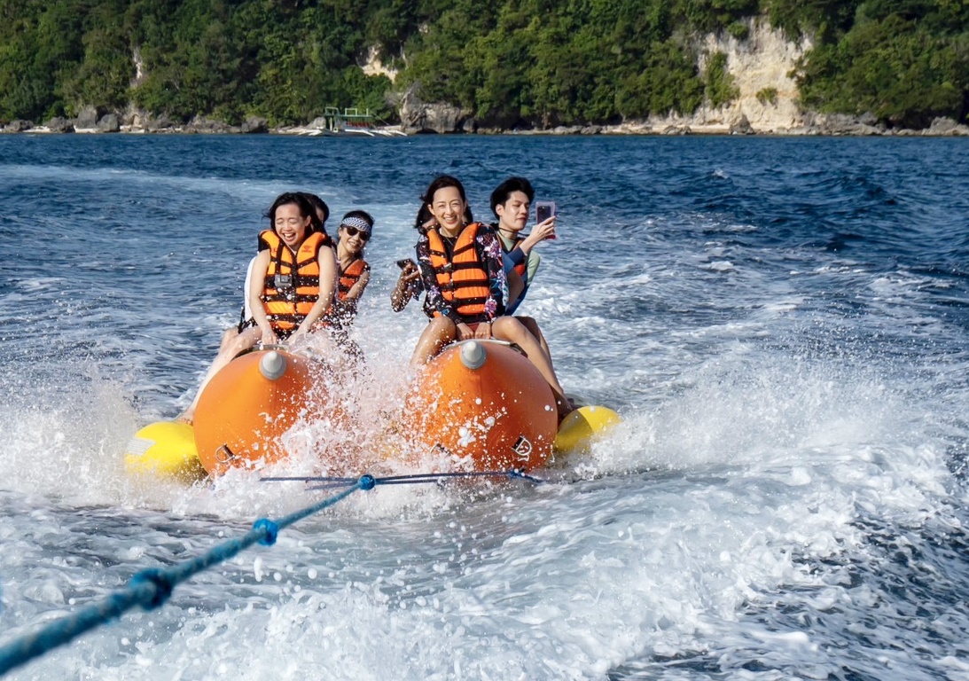 Boracay,拖曳傘,東南亞旅遊,海上UFO,鑽石號遊艇 Diamond Yacht,長灘島水晶鑽石號遊艇,長灘島海上活動,香蕉船,鳳凰旅遊長灘島海上活動自費表