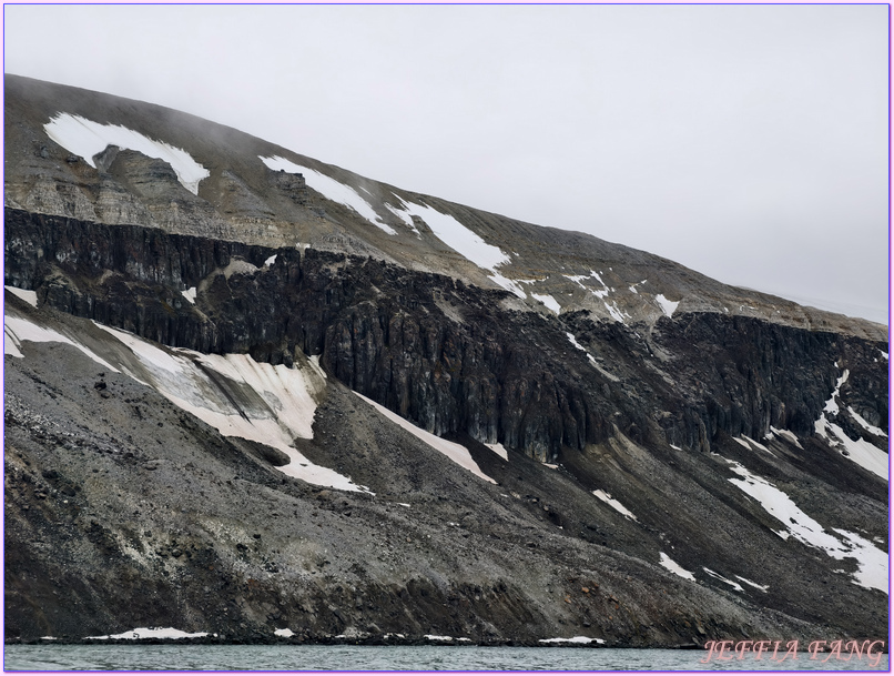 北極Arctic,厚嘴海鴉Brunnichs gullemots,指揮官夏古號Le Commandant Charcot,斯匹茲卑爾根島Spitsbergen,極地之旅,阿爾凱菲耶萊特Alkefjellt,龐洛PONANT郵輪 北極Arctic,厚嘴海鴉Brunnichs gullemots,指揮官夏古號Le Commandant Charcot,斯匹茲卑爾根島Spitsbergen,極地之旅,阿爾凱菲耶萊特Alkefjellt,龐洛PONANT郵輪