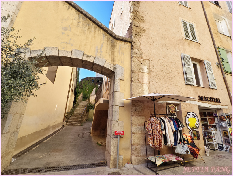 Rocher et grottes troglodytes de Cotignac,普羅旺斯Provence,法國France,法國旅遊,科蒂尼亞克 Cotignac