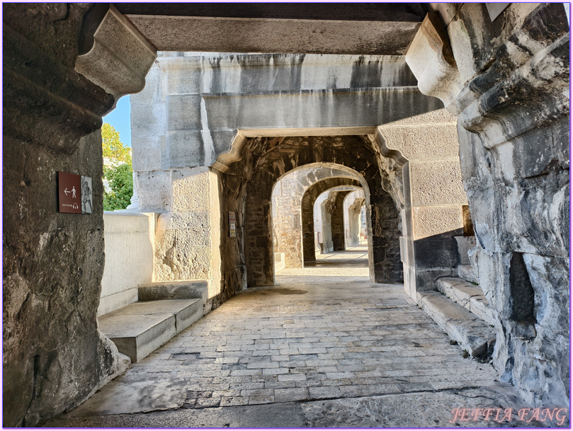 世界文化遺產,加爾Gard,奧克西塔尼Occitanie,尼姆Nimes,尼姆競技場Les Arènes de Nîmes,方形神殿Maison Carrée 世界文化遺產,加爾Gard,奧克西塔尼Occitanie,尼姆Nimes,尼姆競技場Les Arènes de Nîmes,方形神殿Maison Carrée