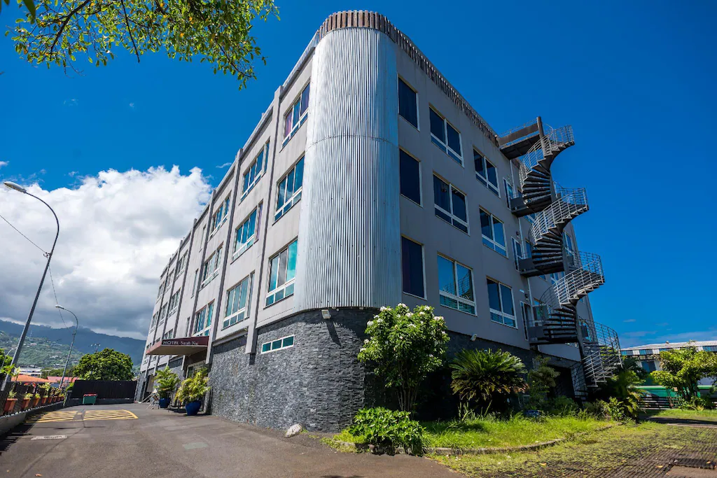 網站近期文章：◎法屬玻里尼西亞大溪地帕皮提【薩拉努伊酒店   Hotel Sarah Nui】本篇僅記錄我在帕皮提的住宿；旁邊的餐車是最大的安慰